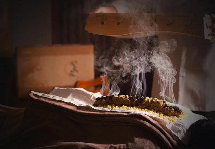 Moxibustion mit traditionellen Li-Heilpflanzen